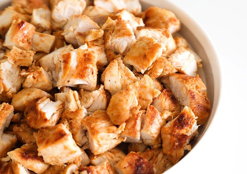 Dados de pechuga de pollo asados