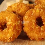 Mini donut de pollo empanado cornflakes con pepitas de queso fundido - Be Snacking