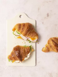 Croissants salés aux tranchettes de filet de poulet Délices & Snacks